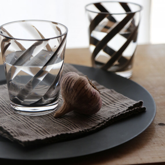 ΜΕΘΑΚΡΥΛΙΚΟ ΓΥΑΛΙ ΜΕ ΔΙΑΦΑΝΗ ΜΑΥΡΗ ΣΠΕΙΡΑ