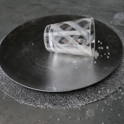 ΜΕΘΑΚΡΥΛΙΚΟ ΓΥΑΛΙ ΜΕ ΔΙΑΦΑΝH ΛΕΥΚH ΣΠΕΙΡΑ