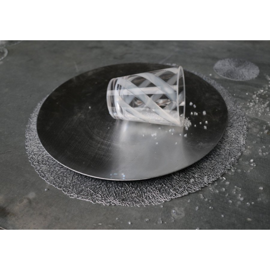 ΜΕΘΑΚΡΥΛΙΚΟ ΓΥΑΛΙ ΜΕ ΔΙΑΦΑΝH ΛΕΥΚH ΣΠΕΙΡΑ