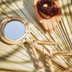 ΜΙΚΡΟΣ ΚΡΕΜΑΣΤΟΣ ΚΑΘΡΕΠΤΗΣ ΜΕ ΜΠΑΜΠΟΥ